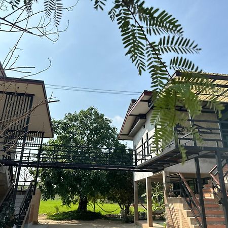 Ban Suweena 乌泰他尼府 外观 照片