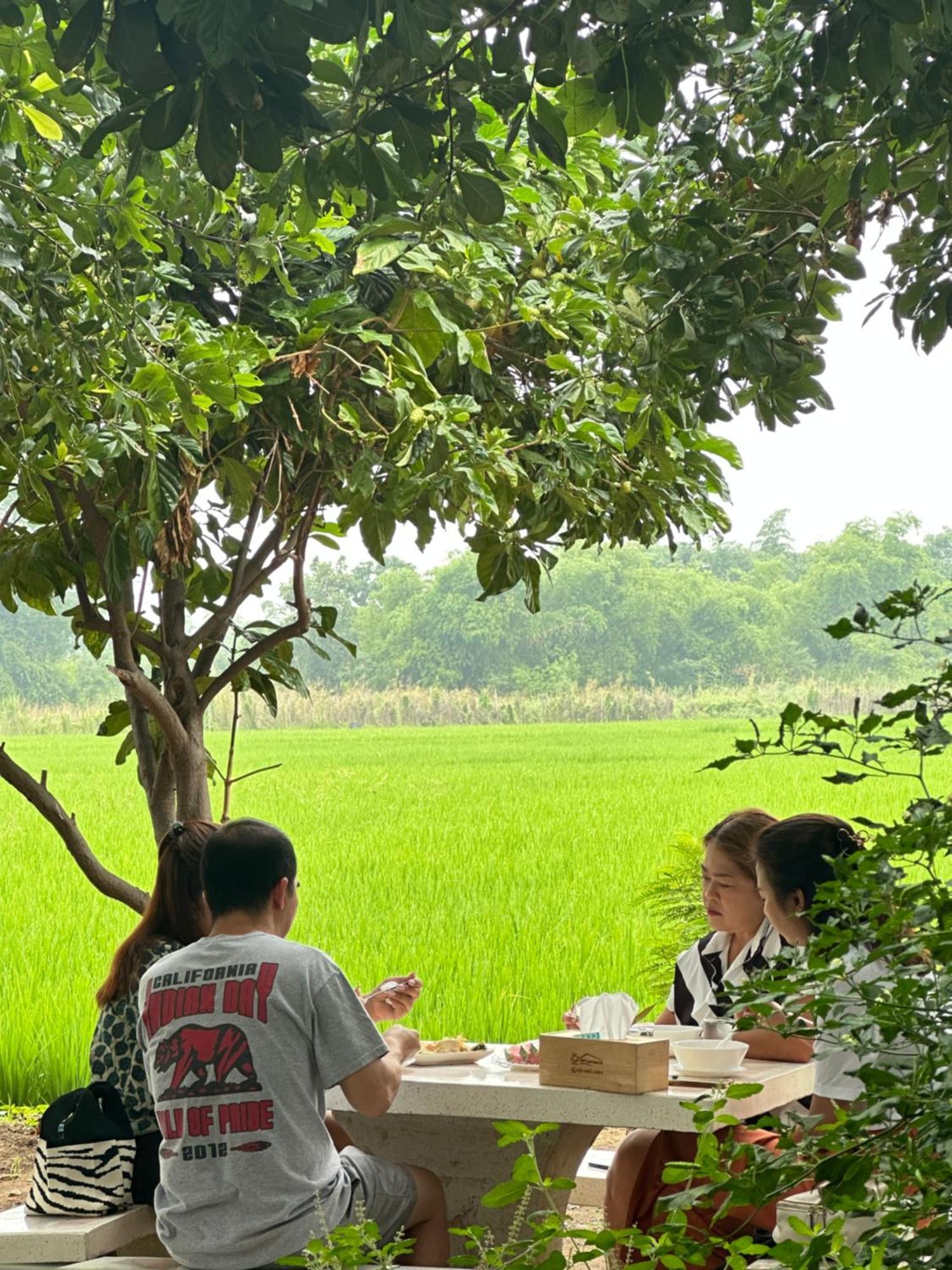 Ban Suweena 乌泰他尼府 外观 照片