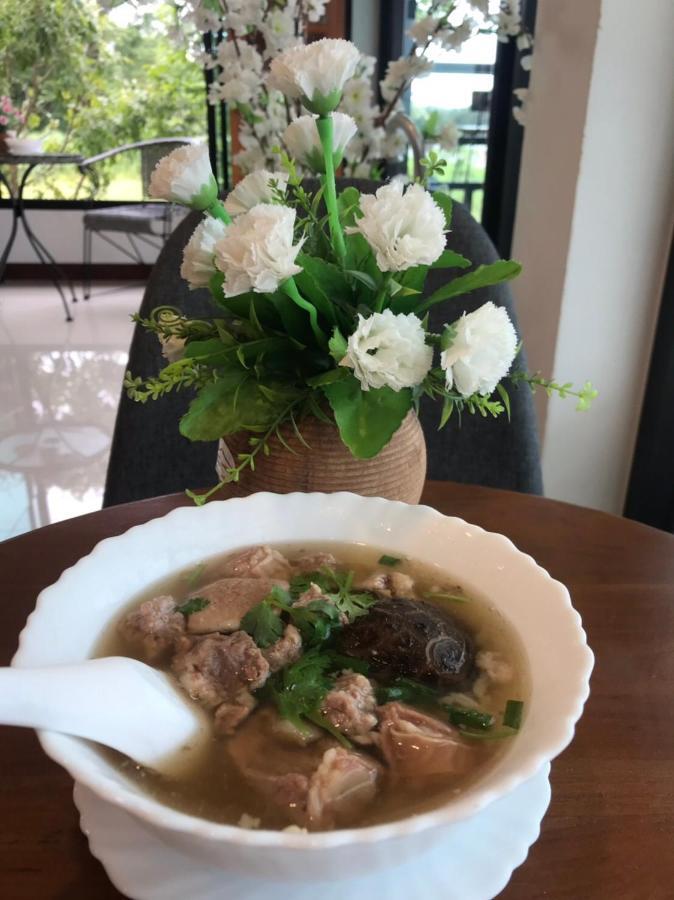 Ban Suweena 乌泰他尼府 外观 照片